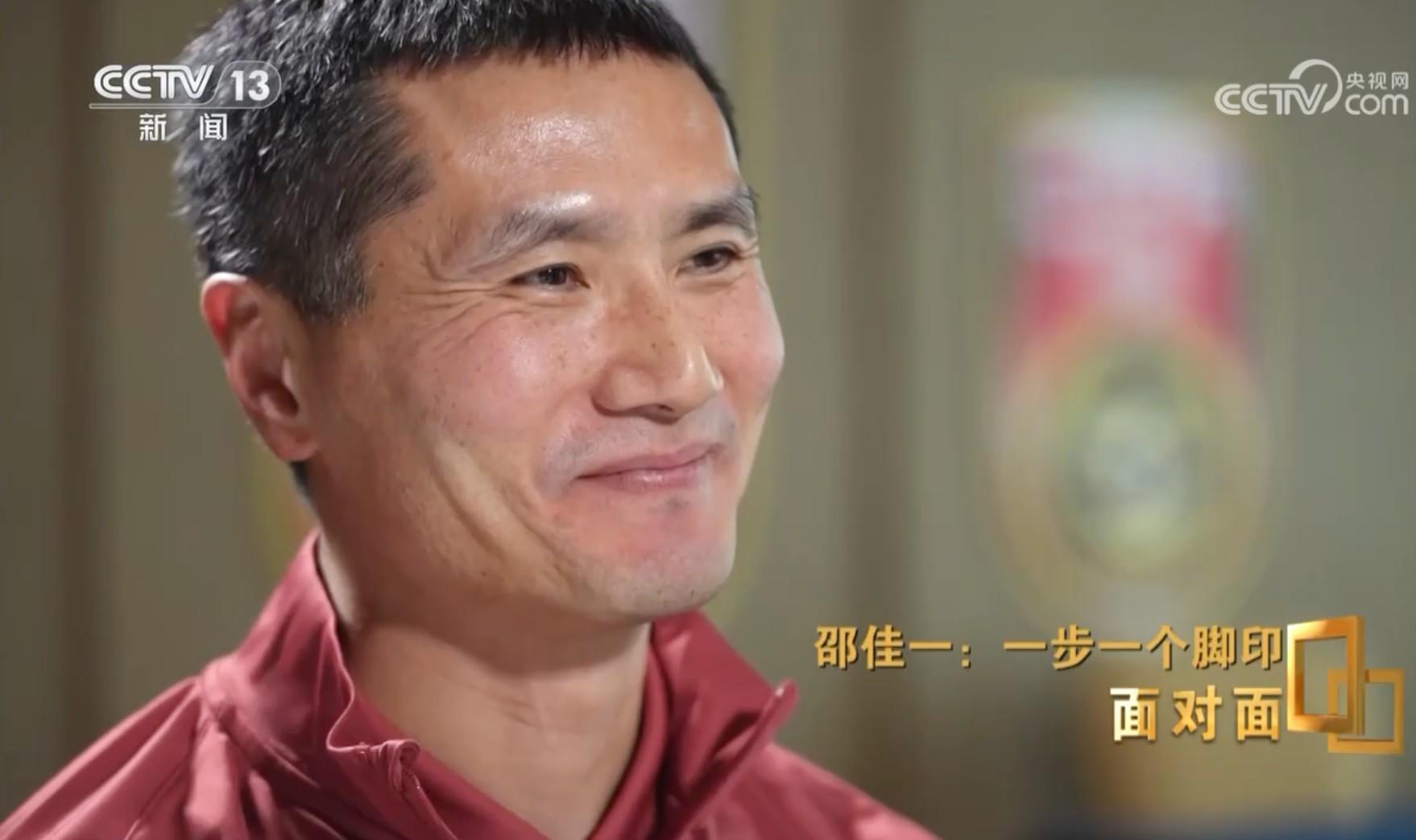 竞技宝下载-邵佳一：14亿人有14亿个教练；苏超、村超球员能在三级联赛站稳再说国足